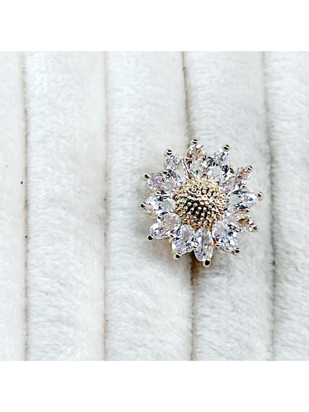 5231gc. Goldtone Bling Daisy Pin